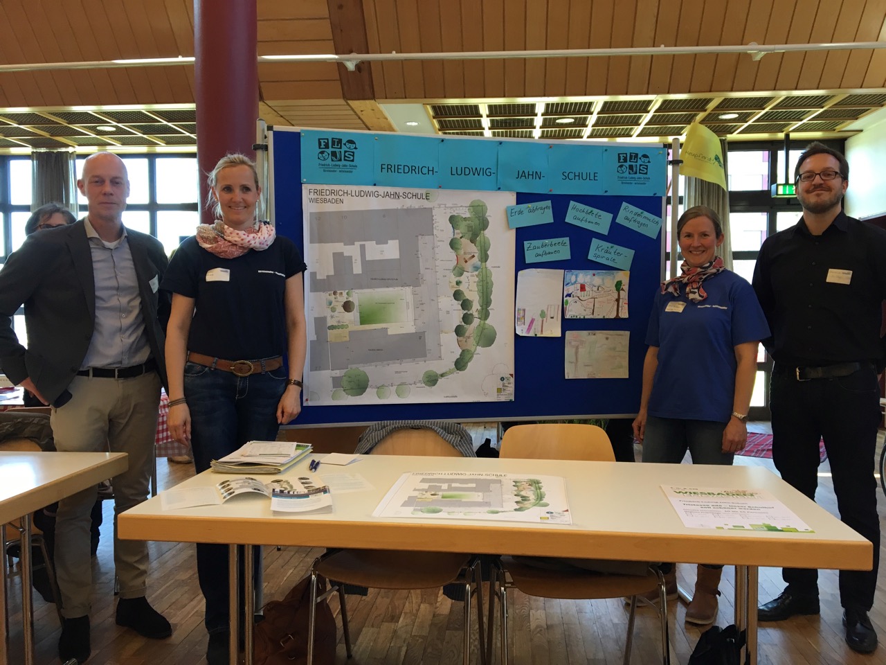 Das Team Jahnschule präsentiert Projekte bei der Börse von "Wiesbaden engagiert".
